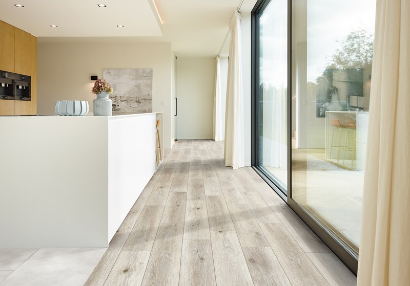 Designboden in Holzoptik in moderner Küche